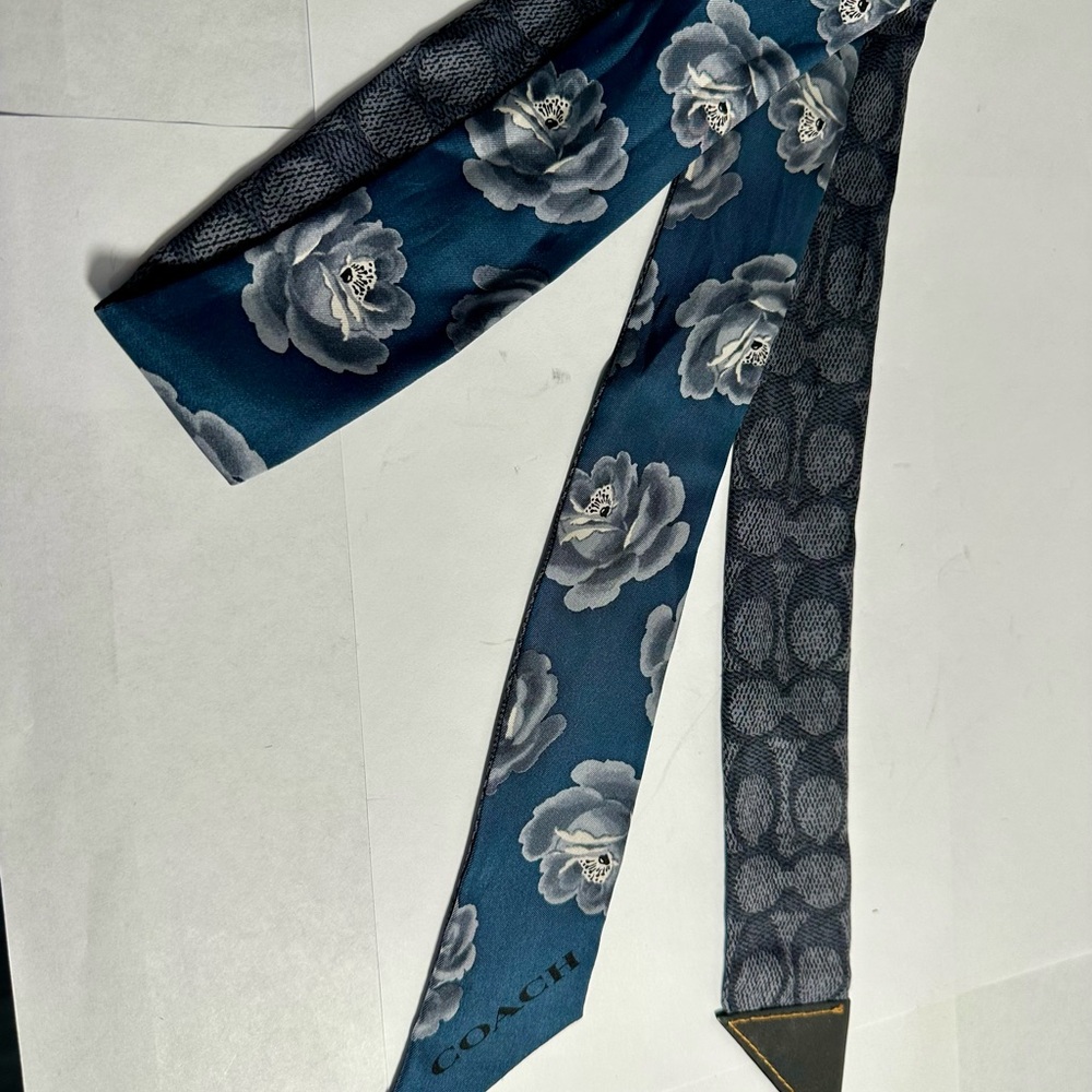 COACH: Rose & Signature Reversible Skinny Scarf